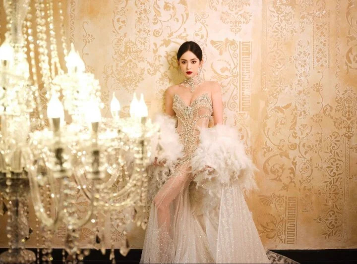 my-nhan-tan-cuong-co-luc-na-trat-kieu-sa-voi-dam-cua-ntk-pham-dang-anh-thu-tgnguoinoitieng1