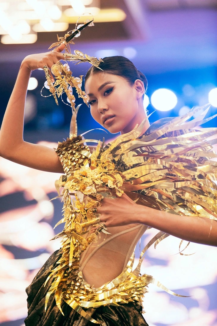 Hương Ly, Thạch Thu Thảo diễn vedette show thời trang nail