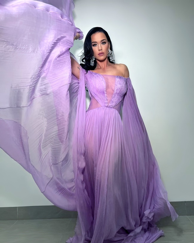 hai-mau-thiet-ke-cua-cong-tri-lot-mat-xanh-katy-perry-trong-lan-dau-dien-tai-viet-nam-TGNGUOINOITIENG13