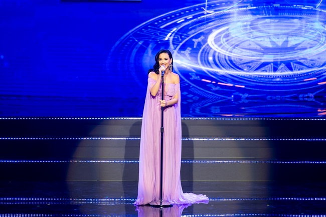 hai-mau-thiet-ke-cua-cong-tri-lot-mat-xanh-katy-perry-trong-lan-dau-dien-tai-viet-nam-TGNGUOINOITIENG4