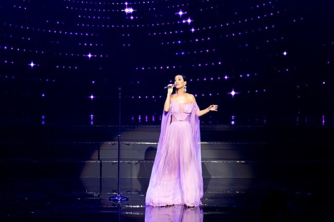 hai-mau-thiet-ke-cua-cong-tri-lot-mat-xanh-katy-perry-trong-lan-dau-dien-tai-viet-nam-TGNGUOINOITIENG7