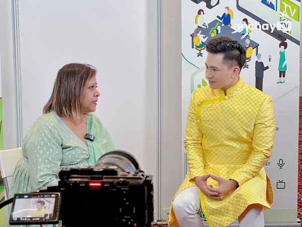 Nguyễn Hoàng Vĩnh khoe trình MC song ngữ đỉnh cao tại sự kiện ở Malaysia