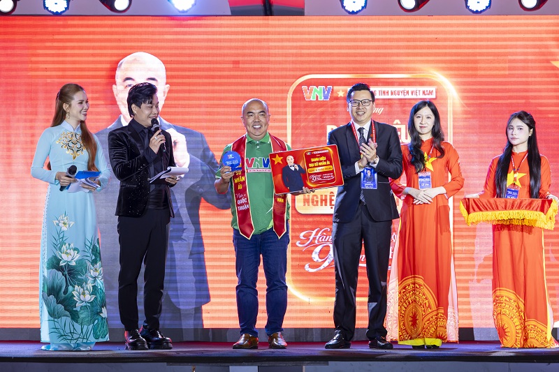 nghe-sy-quoc-thuan-dai-su-nhan-ai-1