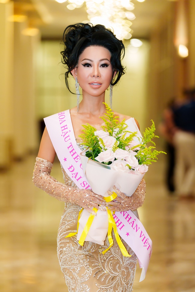 nu-hoang-du-lich-quoc-te-van-pham-tro-thanh-dai-su-hoa-hau-the-gioi-doanh-nhan-viet-nam-2026-tai-nuoc-ngoai 11