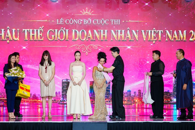 nu-hoang-du-lich-quoc-te-van-pham-tro-thanh-dai-su-hoa-hau-the-gioi-doanh-nhan-viet-nam-2026-tai-nuoc-ngoai 7