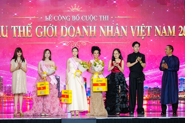 nu-hoang-du-lich-quoc-te-van-pham-tro-thanh-dai-su-hoa-hau-the-gioi-doanh-nhan-viet-nam-2026-tai-nuoc-ngoai 9